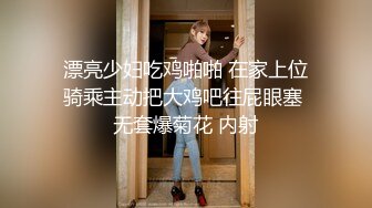 开发女生-正在自拍的美女后面大姐好配合脱衣露出两个大奶子