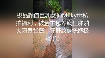   上面在玩吃鸡下面美女吃JB ，极品美女趴在桌子下交 ，吸吮大屌用脚磨蹭小穴 ，顶级蜜桃臀