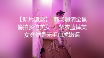 两老哥KTV点了两个妹子，一人一个揉捏奶子唱唱歌，沙发上同时开操