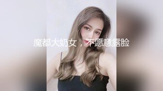 女孩按在车上打炮：啊啊受不了啦，逼逼好痒~~哦哦哦。骚气叫声！