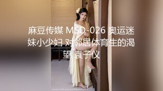 E罩杯妹妹与两支大鸡鸡哥哥玩3P