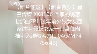 长相甜美清纯,极品反差婊,脱掉衣服就是另外一副面孔,全果近距离拍小骚B