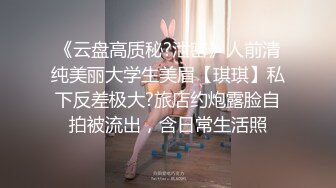 樣子斯文的眼鏡哥花了不少錢買來不少情趣用品和美女玩SM把手銬在床頭玩