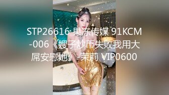 潜入某写字楼女厕全景偷拍女白领上厕所 被妹子发现了在门口打电话叫人 (2)