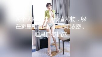  性感红唇骚女两男一女淫乱啪啪，非常迫不及待快过来呀，双屌左右一起交还说真好吃