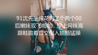 老牛吃嫩草啊苗条平面模特被俩个老头拍比基尼照片忍不住后面抱住美女深喉双插到口爆