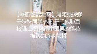 外表清纯妹妹，公共厕所自慰，脱下紧身裤，无毛小骚逼，蹲着手指扣穴，边插穴边揉奶子好骚