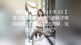  两个年轻小妹伺候叔侄两激情4P啪啪大秀，一起舔弄鸡巴和蛋蛋样子好骚