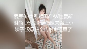 饑渴騷浪妹子與閨蜜鏡頭前現場表演雙女自慰噴水大秀 揉奶掰穴道具輪流玩弄呻吟浪叫連連 場面淫蕩刺激