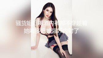 丰满小少妇户外小树林里的激情，自己揉捏奶子撅着大骚屁股给小哥口交，车内玩耍被小哥无套抽插直接内射