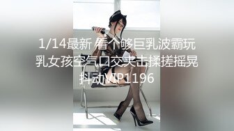 KTV偷拍漂亮的美女服务生 两腿夹的挺紧