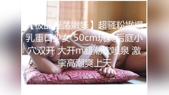 颜值很高的萝莉小美女露脸诱惑狼友，跟小哥哥发骚，鸡巴上倒上草莓酸奶口交，无毛白虎逼道具抽插舔逼舔菊花