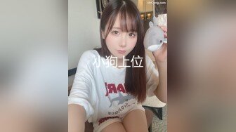 三女一男在家里玩得不亦乐乎