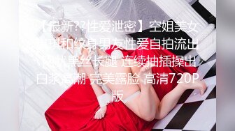 年轻胸前纹身的老婆给老公打飞机撸硬，女上位秒变榨汁打桩机