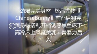 白富美小姐姐酒店色誘年輕服務員，解開褲子就吃雞巴爽的讓他無法反抗,在沙發上扒光衣服等著被幹