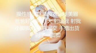 男友玩着手机小骚逼自己坐上来