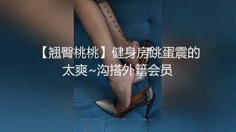 红衣少妇驾车户外和炮友啪啪 脱掉衣服地上后入骑乘抽插