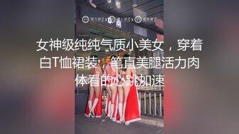 【广西母子乱伦】给亲妈下药，骚逼老妈国庆穿黑丝出去吃饭回到家骚逼黏糊糊的被儿子接着干