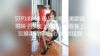 《美乳翘臀✿极品身材》下面被他舌头吸允着拿着玩具玩弄，“求求你快进来”感觉自己已经变成了一个玩物不停的被把玩