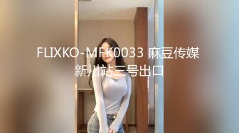 长发气质很好的轻熟女美少妇，奶子很丰满，肥臀黑丝卧室中掰穴自慰诱惑十足