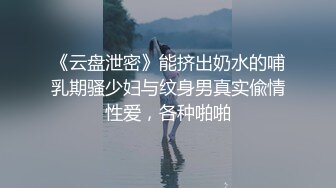 黑衣同學 躲在学校女厕所等待下课铃声响起女学生一群一群的来献逼