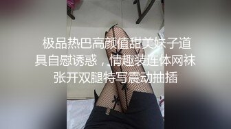 大乳小妹一边玩弄奶子一边展示自己灵活的小舌头下面还是个白虎穴