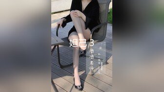 高个子的性感美女模特在家里张开她的大腿享受着男友带来的快感