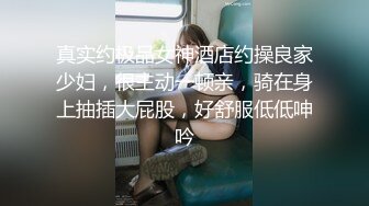 《极品CP?魔手?外购》女人坑女人！国内某商场简陋女厕无良女假装玩手机不停偸拍对面各种少妇小姐姐脱裤方便无水原版