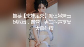 百变小可爱露脸年轻看着很纯没想到这么骚，带两个小姐妹玩群P