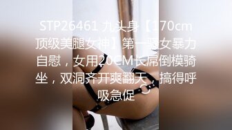 年轻妹子挑逗躺着沙发上玩手机的男友，最后被内射了好多