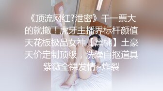  颜值不错粉衣紧身裤小美女，苗条精致萌萌性感，笔直美腿托着翘臀坐在鸡巴上