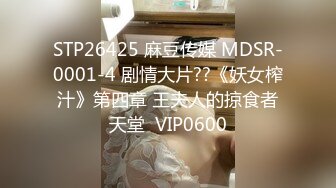 一家三口穿红衣的风骚女子逛公园，去厕所拉肚子去了，屁眼子冒出健康的稀粑粑（原档）