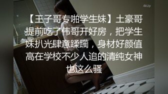 绿油油的山顶车震骚逼少妇