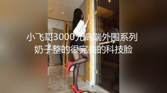 吊钟大奶风骚女友的无限诱惑，跟狼友互动撩骚听指挥，自己吃骚奶子撅着屁股看逼逼，自己抠穴浪叫呻吟好骚啊