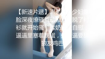 十二月新流出大神潜入水上乐园更衣淋浴间出口偷拍 美女换衣服警觉性很高的红衣妹子瞪着作者看