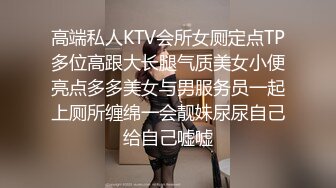 和新婚不久的老婆在客厅