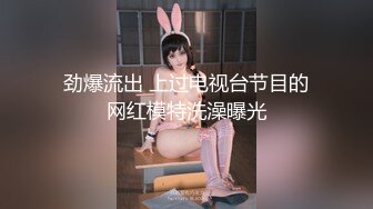 《魔手外购极品厕拍》商业城女厕全景偸拍多位少女少妇熟女方便，后位先拍脸再拍大白屁股，憋尿到极限的良家少妇动作逗死人 (2)