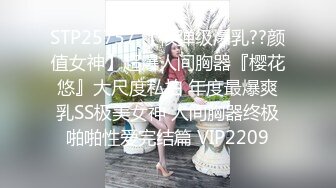 长发气质颇佳的颜值妹子，制服诱惑在真皮沙发上无套啪啪