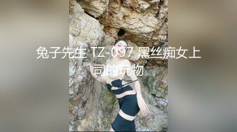   极品性爱绿帽狂清晨单男就和老婆纠缠在一起 抱着媳妇的丰臀后入 受不了加入战团 前裹后操真过瘾