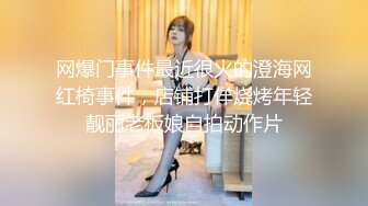 厕拍达人潜入国内某商场女士卫生间缝中连续TP多位妹子上厕所拍脸再拍下面美女方便完不走翻看自己的自拍