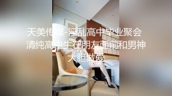 红蚊帐主题情趣套房TP壮实小伙和爱美的骚货女友开房做爱前不停化妆