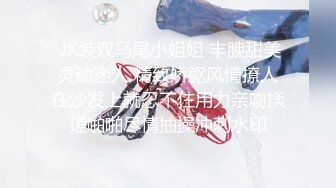 淫妻 他们两个那么自然的拥抱在一起 彼此的爱爱 我在想她是真的喜欢 要不是我在拍 感觉我真的多余 小哥哥的体力真的不错