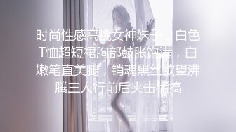 两女子在网吧大打出手，衣服撕破了，洁白的大奶子看得网管都不想劝架