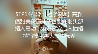 小骚妹的小嫩穴全程露脸被大哥玩弄，掰开给狼友看特写展示，激情上位跟狼友互动撩骚，被小哥压在身下内射