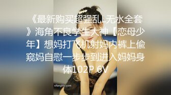 约操粉裙兼职网红女神，撩起裙子露大白屁股，插嘴揉穴骑乘爆插，妹子忍着不大声叫