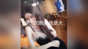 合租房冒死门缝偷窥 对门的美女洗完澡出来换衣服身材还挺不错