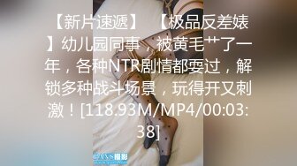 《魔手外购秘极品CP》厕拍达人潜伏女厕独占坑位隔板缝逼脸同框现场实拍多位小姐姐方便，极品肉丝美腿高颜美女擦逼的动作都好看 (7)