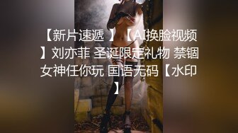 穿着浅蓝色轻飘飘百褶裙美女 逛街裙子被风吹起内裤全露出发现用手去捂已经晚了