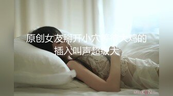   客厅犯错了，跪在地上受惩罚的美女。男：贱不贱，贱不贱！  女：嗯嗯