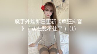 乖巧甜美型小美眉，酒店舔大粗棒吃睾丸，吃得好入味，躺在床上猛男抬起小美腿一顿狂草，十分厉害！